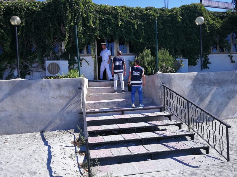 ispezione presso lo stabilimento balneare a Marina di San Lorenzo