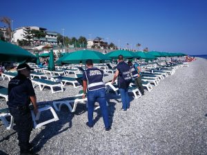 personale che sequestra le attrezzature balneari a MELITO PORTO SALVO