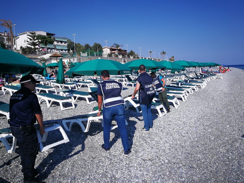 personale che sequestra le attrezzature balneari a MELITO PORTO SALVO