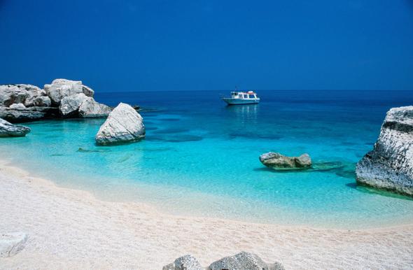Ruba Cinque Chili Di Sabbia Dalla Spiaggia Turista Spagnolo Fermato 