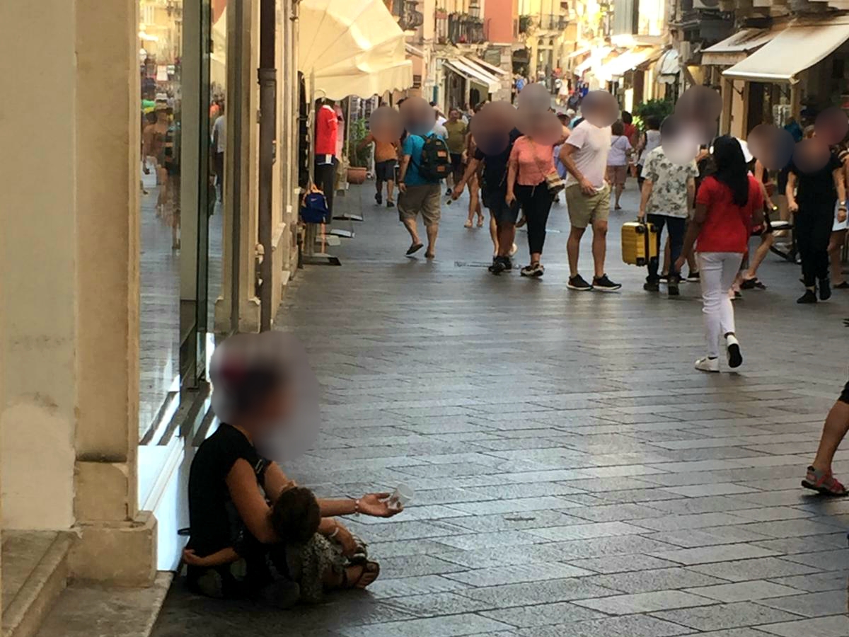 elemosina corso umberto taormina