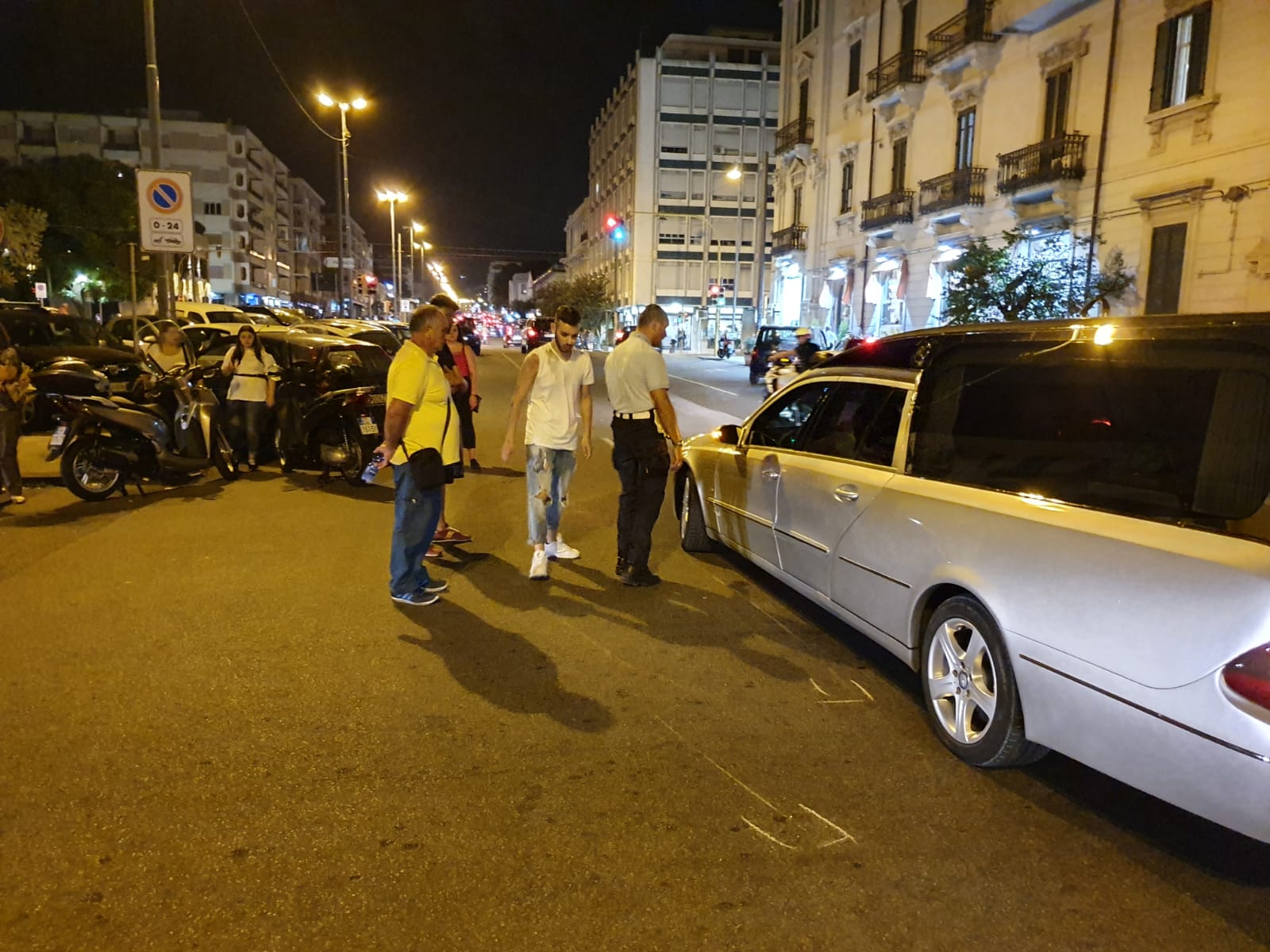 incidente auto carro funebre