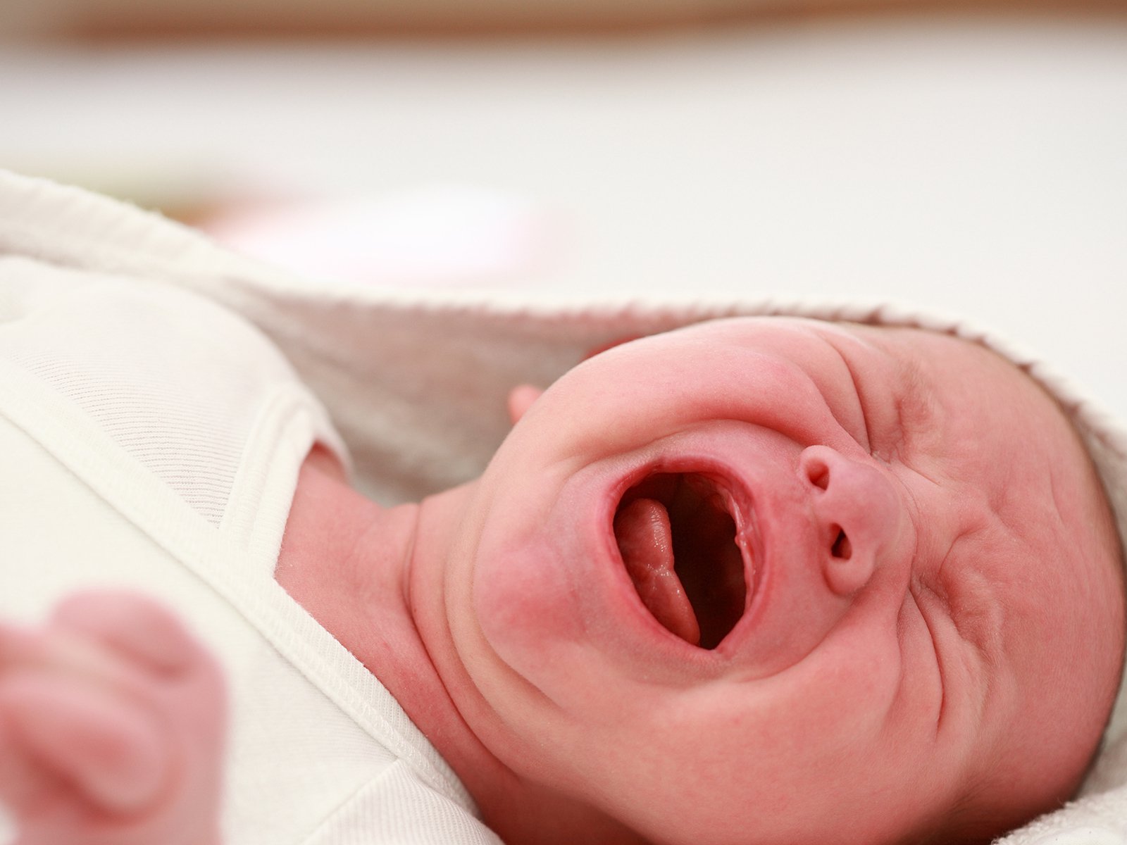neonato piange