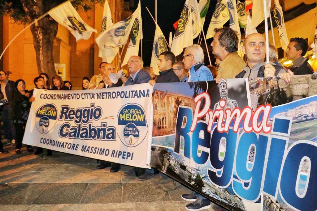 Fratelli d’Italia “Flashmob spazza-bugie”