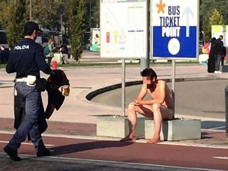 camminare nudo polizia