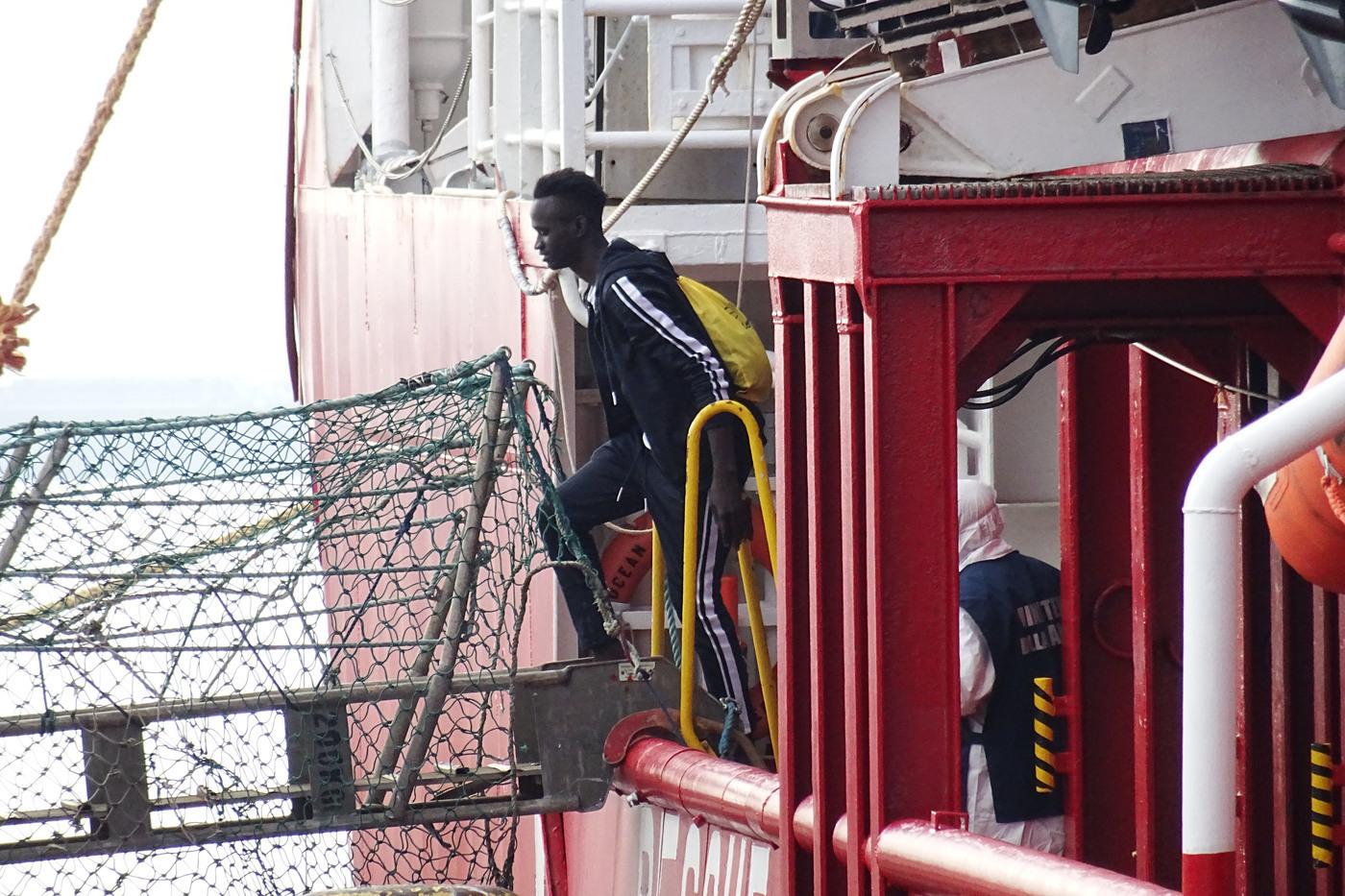 Sbarco migranti a Taranto dalla Ocean Viking