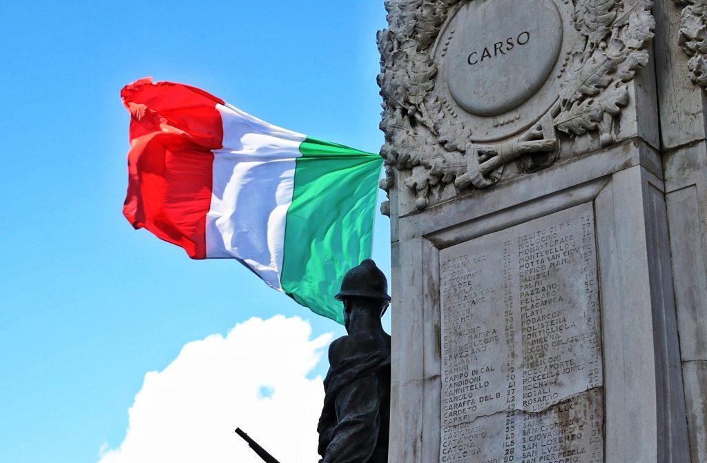 bandiera italia monumento ai caduti