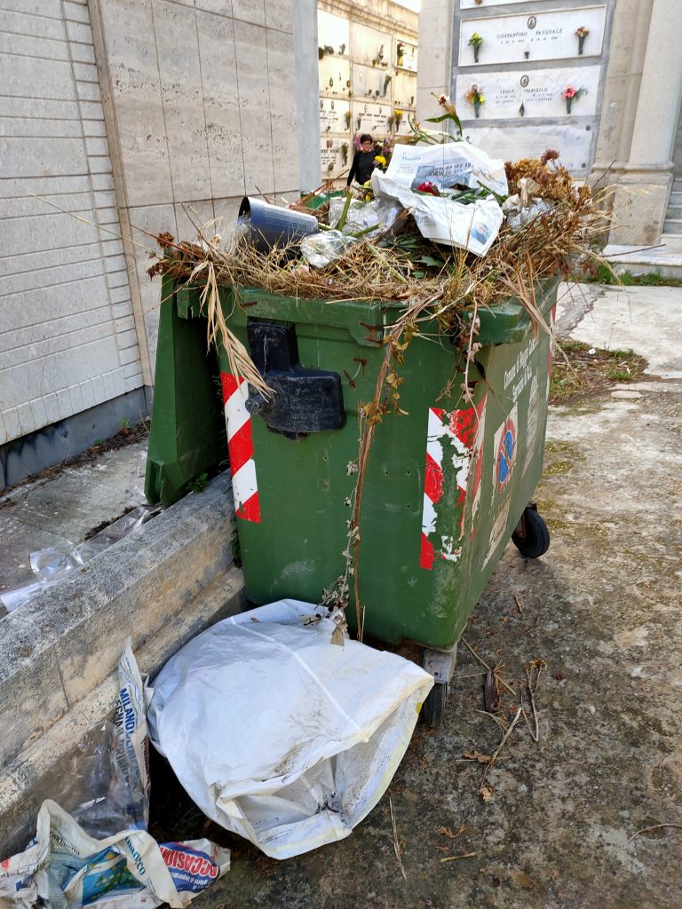 cimitero condera spazzatura
