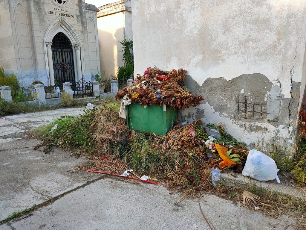 cimitero condera spazzatura
