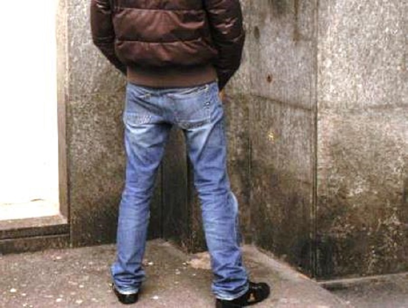 fare pipì strada