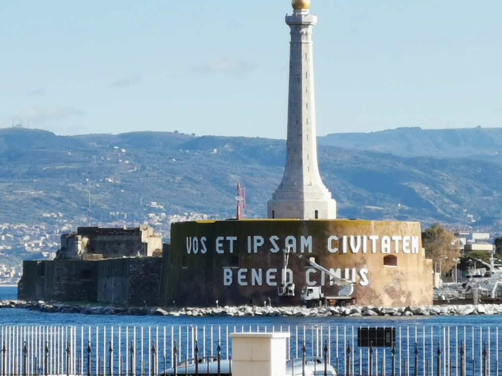 Lavori in corso sulla stele della Madonnina del porto di Messina: si
