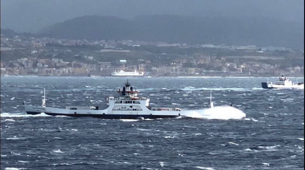 maltempo stretto di messina traghetti scirocco mare in tempesta 12 novembre 2019
