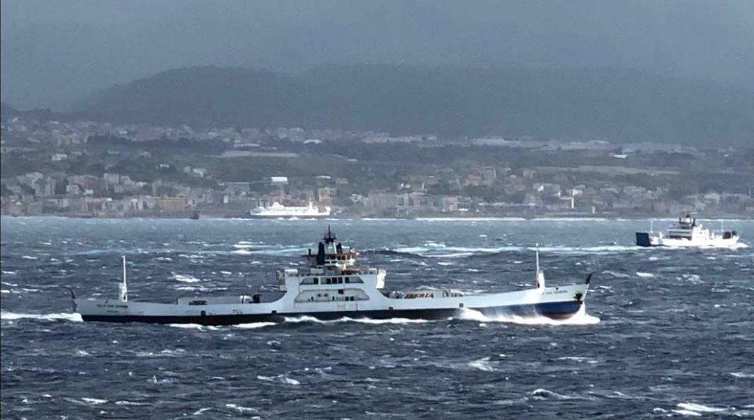 maltempo stretto di messina traghetti scirocco mare in tempesta 12 novembre 2019