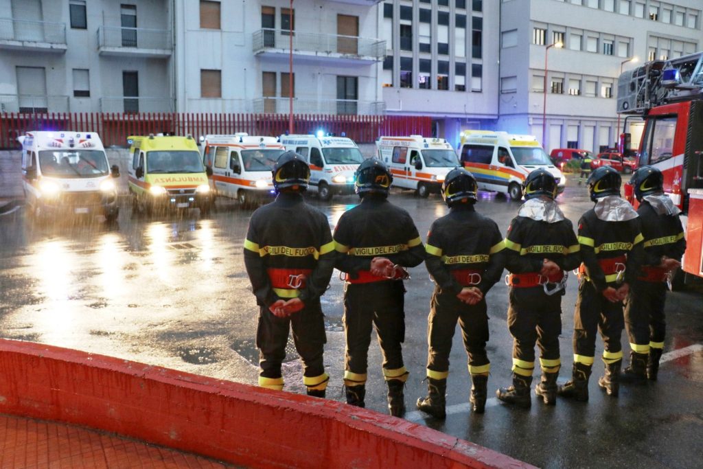 omaggio ambulanze vigili del fuoco morte nino candido