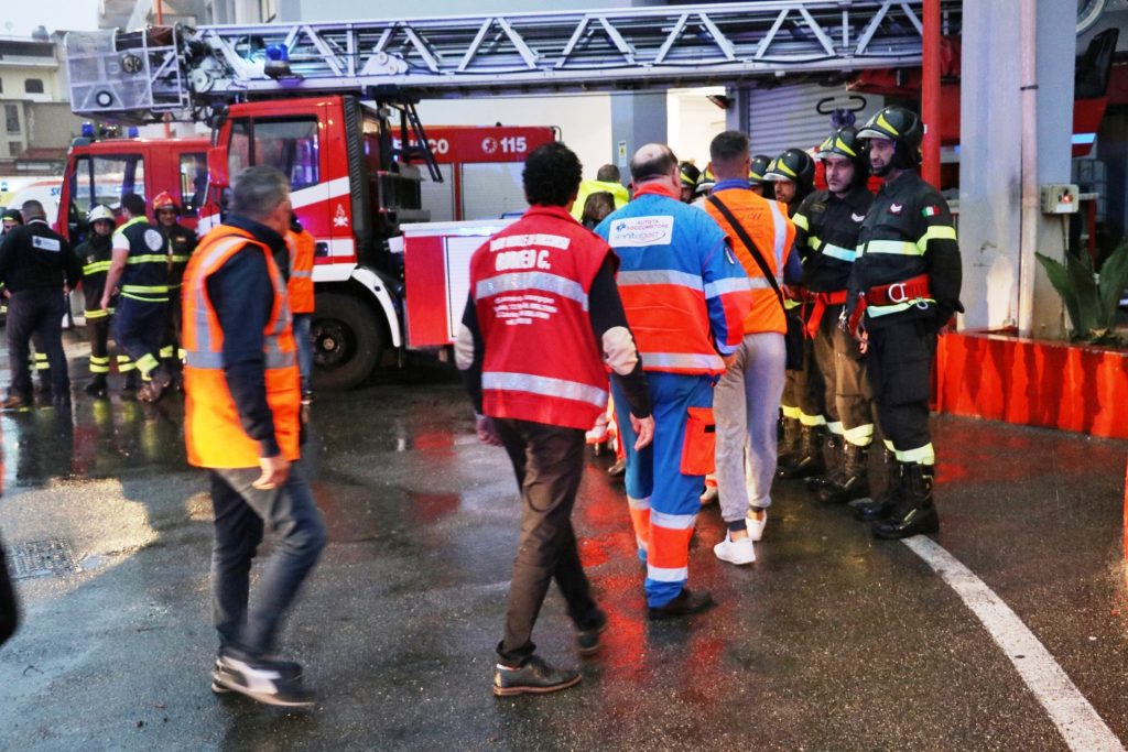 omaggio ambulanze vigili del fuoco morte nino candido