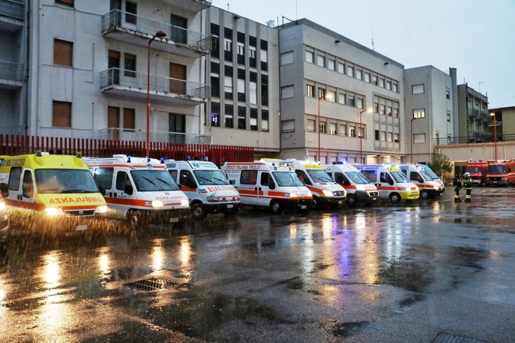 omaggio ambulanze vigili del fuoco morte nino candido