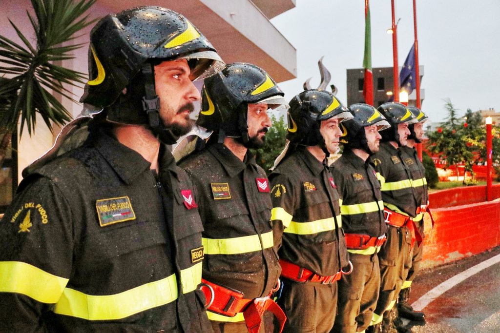 omaggio ambulanze vigili del fuoco morte nino candido