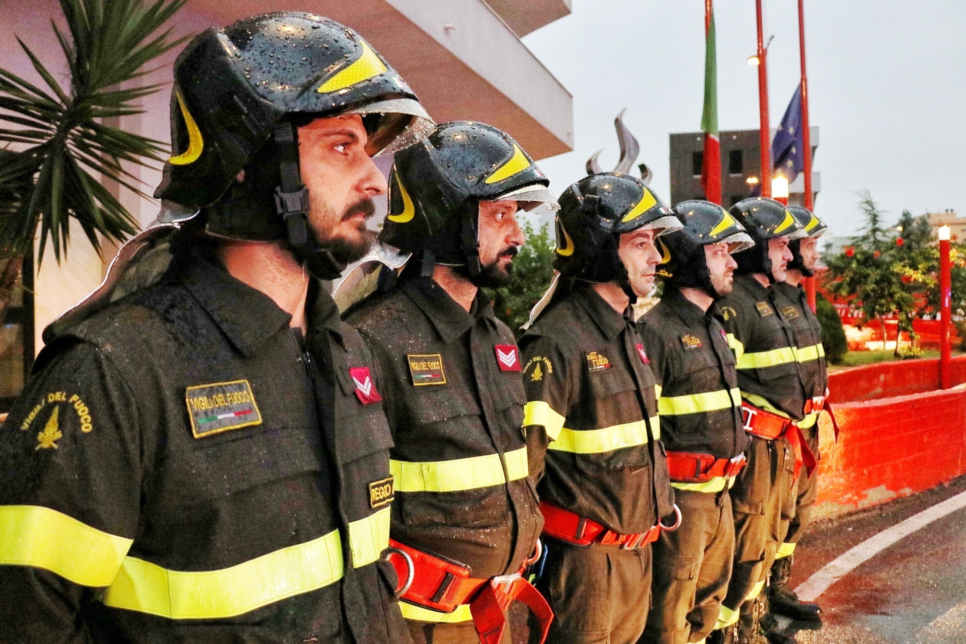 omaggio ambulanze vigili del fuoco morte nino candido (4)