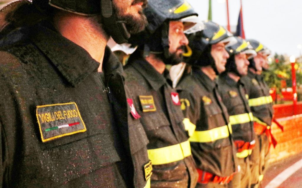 omaggio ambulanze vigili del fuoco morte nino candido