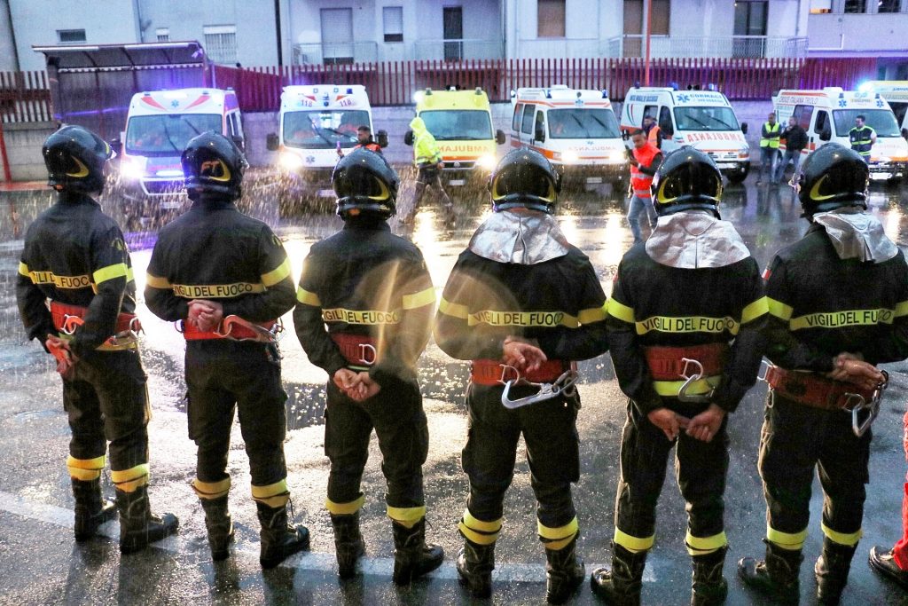 omaggio ambulanze vigili del fuoco morte nino candido