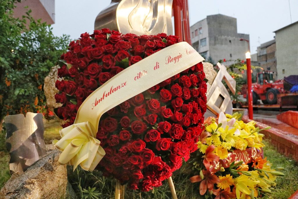 omaggio ambulanze vigili del fuoco morte nino candido
