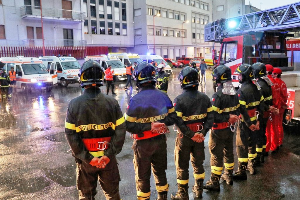 omaggio ambulanze vigili del fuoco morte nino candido