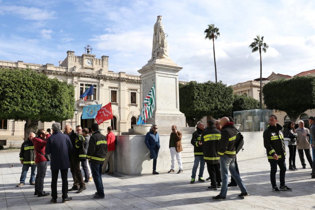 protesta vigili fuoco piazza italia