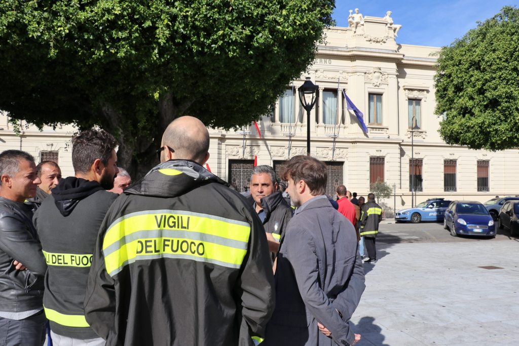 protesta vigili fuoco piazza italia