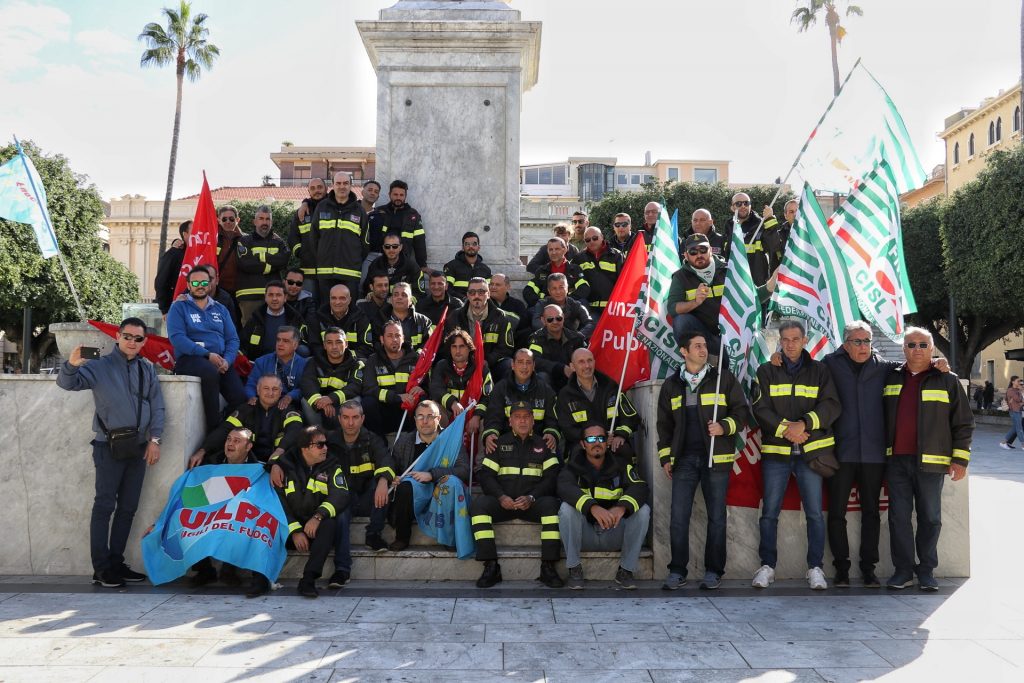 protesta vigili fuoco piazza italia