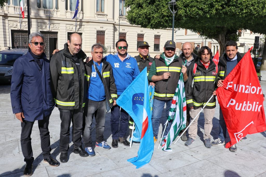 protesta vigili fuoco piazza italia