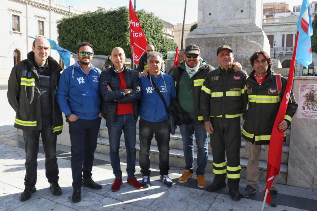 protesta vigili fuoco piazza italia