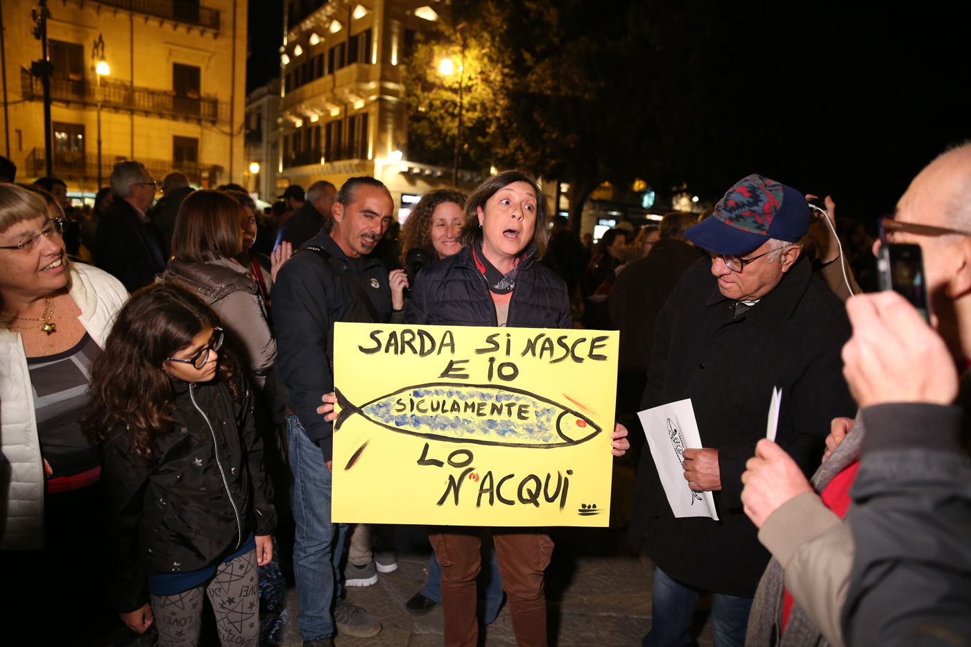 Sardine in piazza anche a Palermo, il movimento riempie Piazza Verdi
