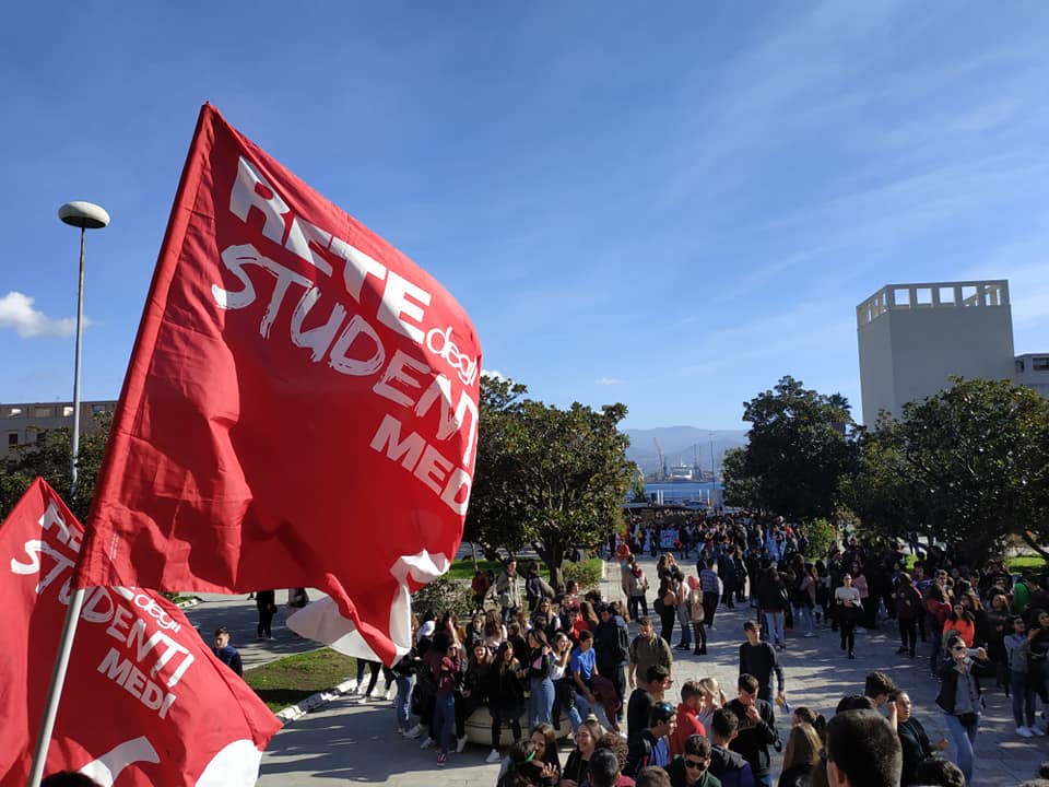 studenti piazza block friday messina (3)