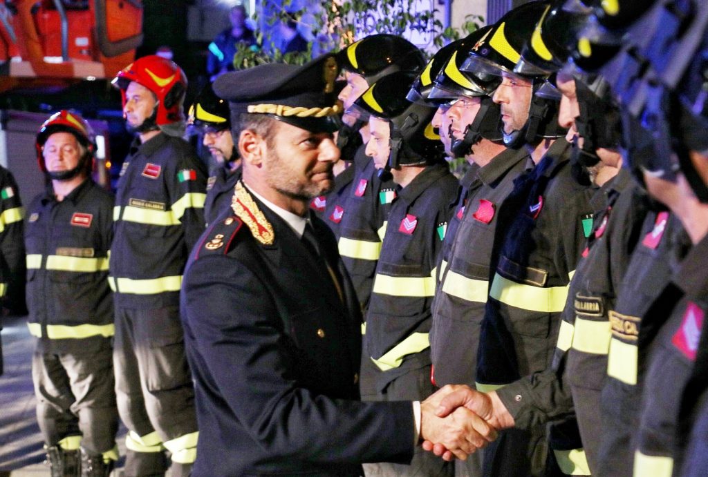 vigili del fuoco carabinieri polizia picchetto reggio calabria 5 novembre