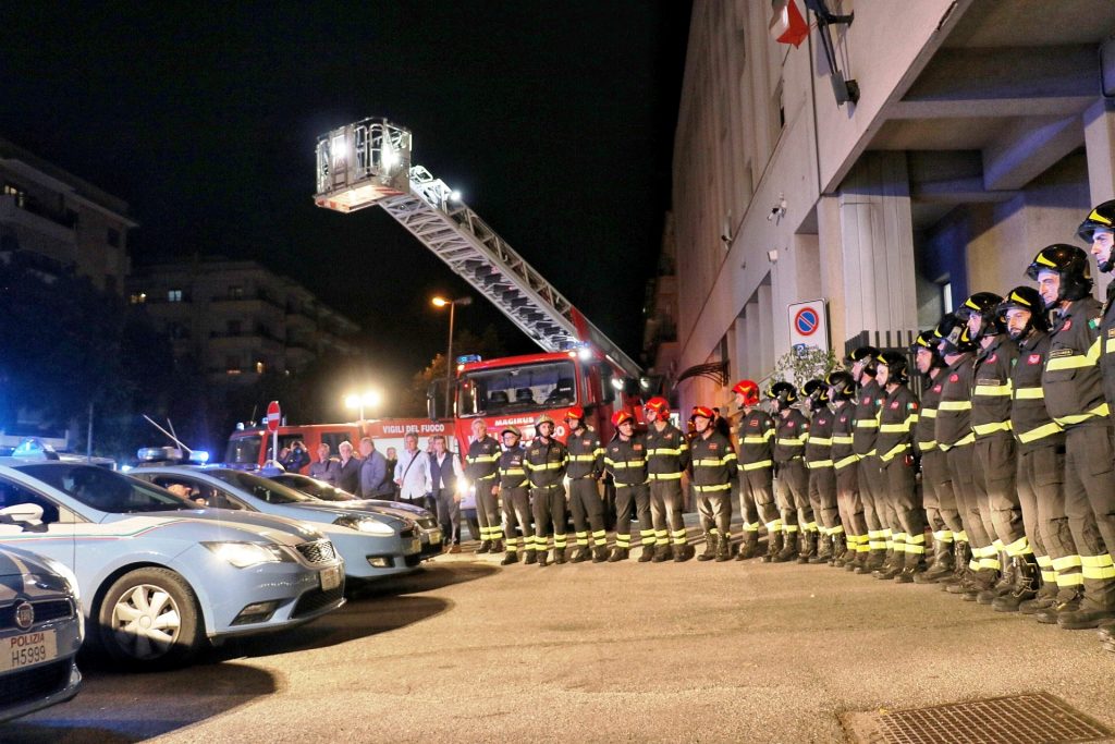 vigili del fuoco carabinieri polizia picchetto reggio calabria 5 novembre