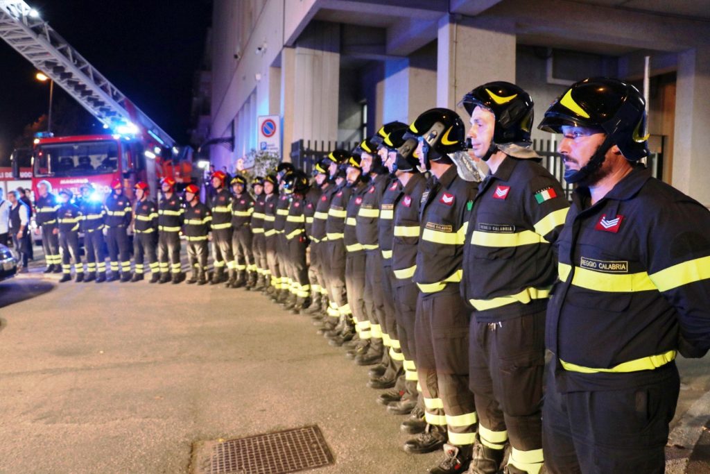 vigili del fuoco carabinieri polizia picchetto reggio calabria 5 novembre