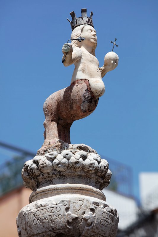 Centauressa bipede Fontana Piazza Duomo