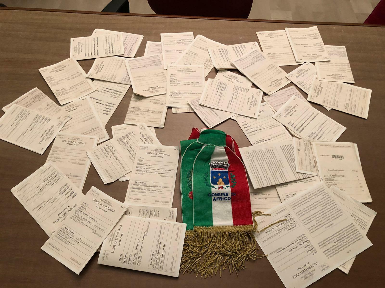 Cittadini consegnano schede elettorali africo