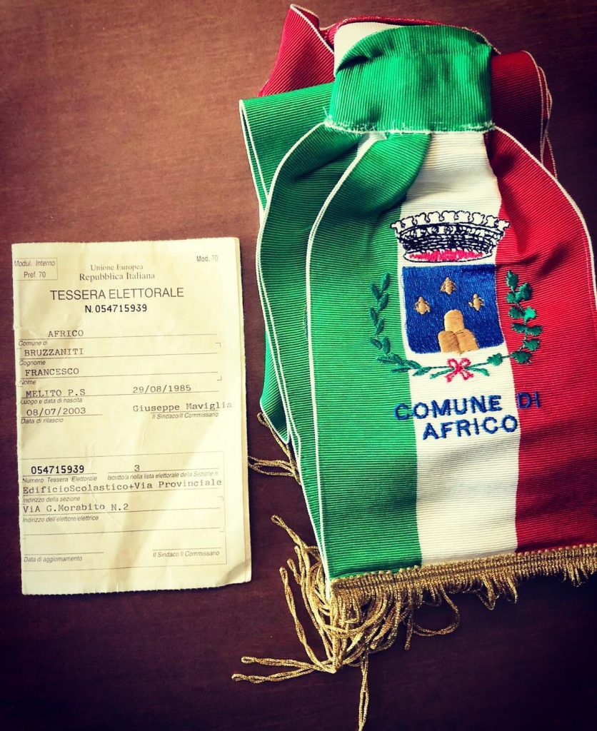Cittadini consegnano schede elettorali africo