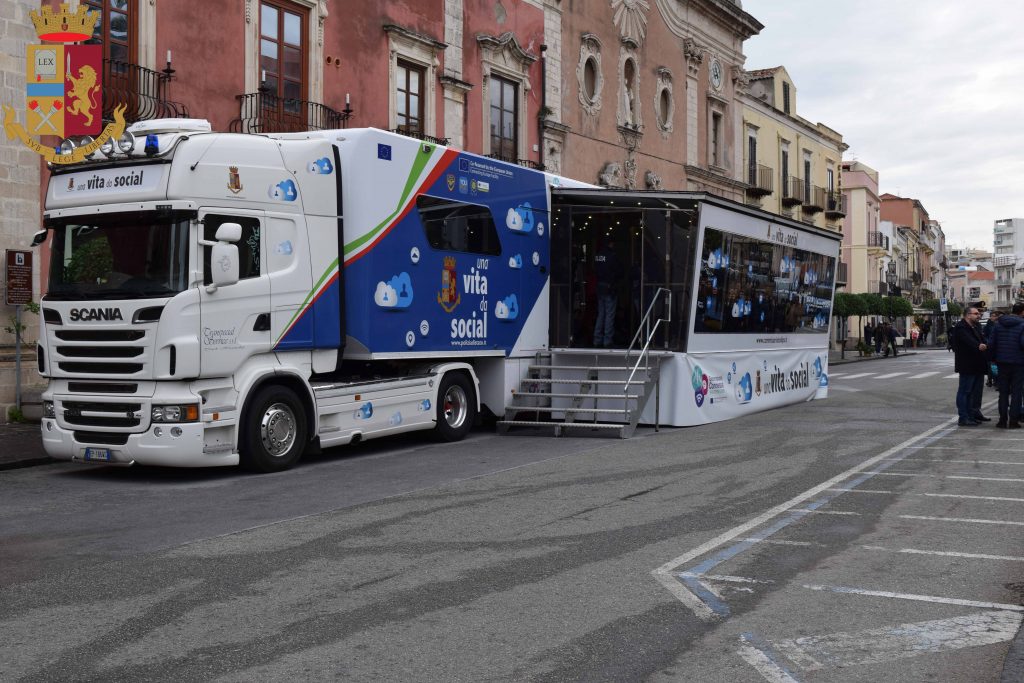 campagna social polizia