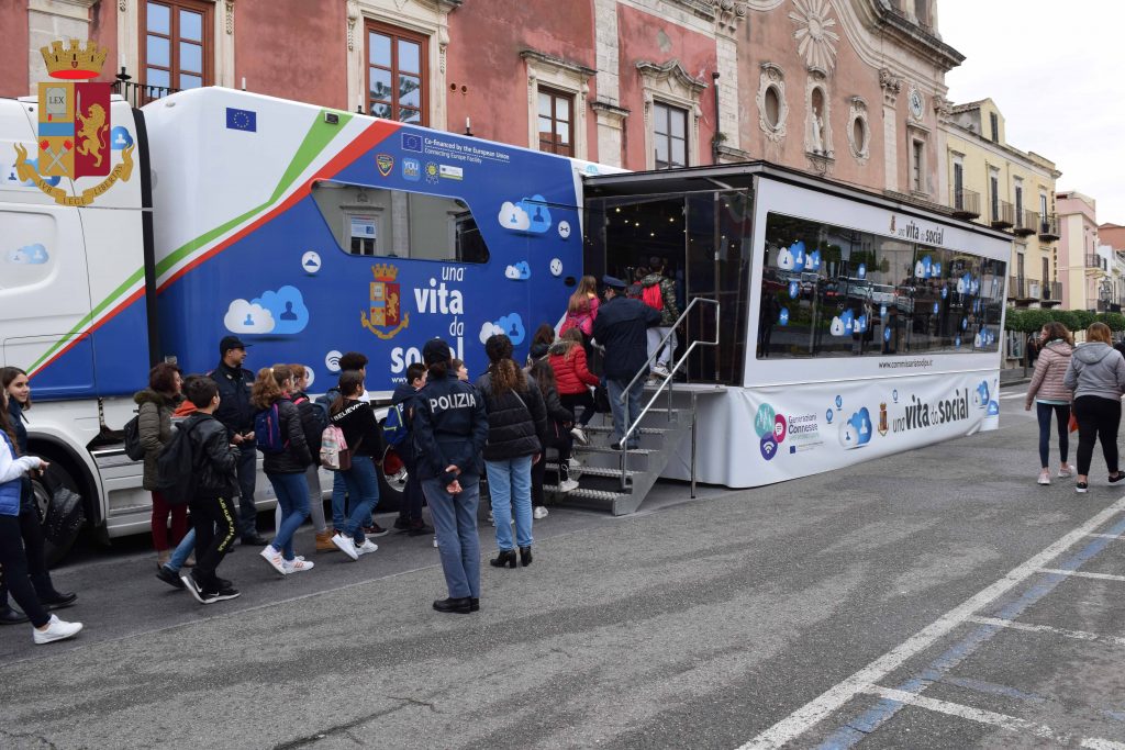 campagna social polizia