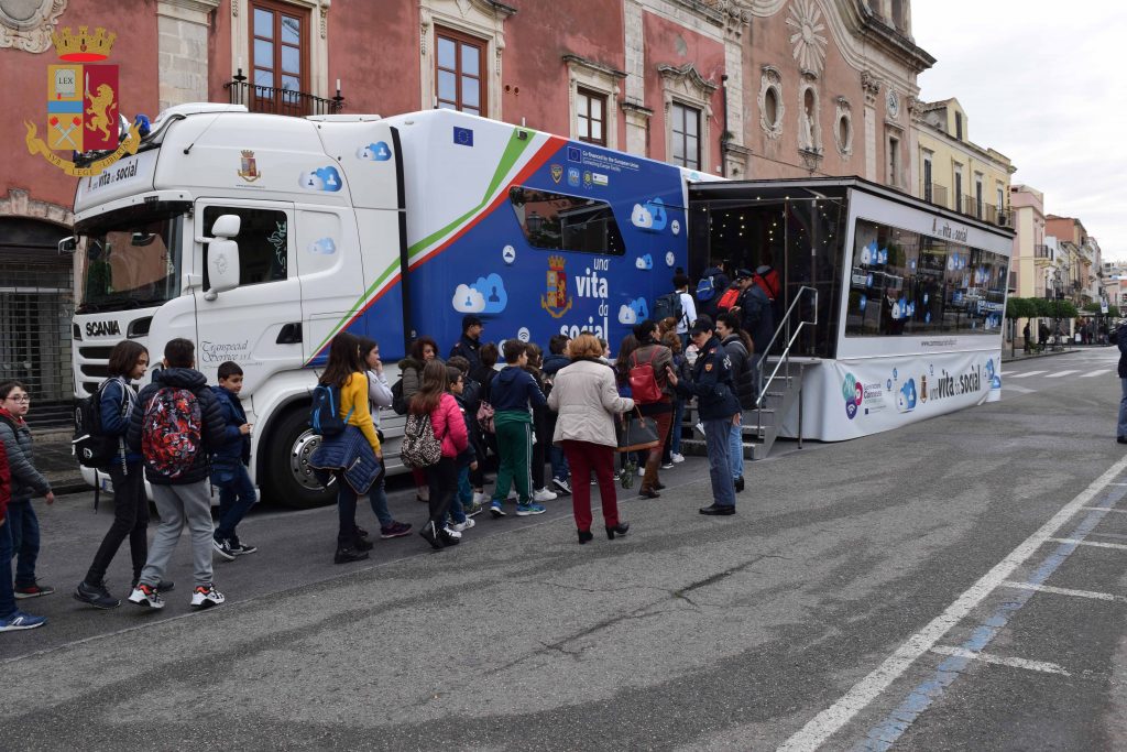 campagna social polizia