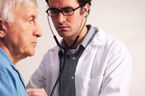 medico anziano visita