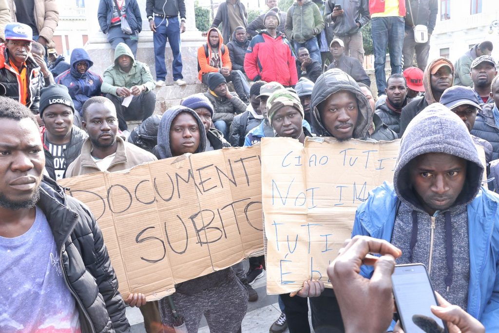 protesta migranti piazza italia
