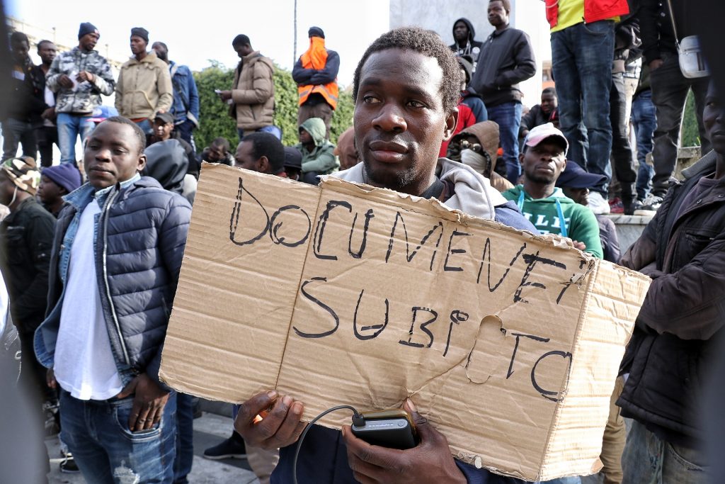 protesta migranti piazza italia