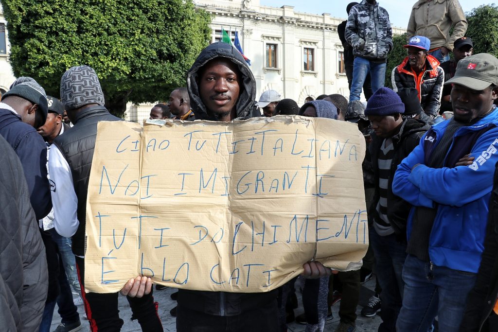protesta migranti piazza italia