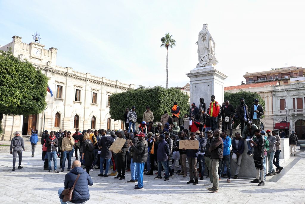 protesta migranti piazza italia