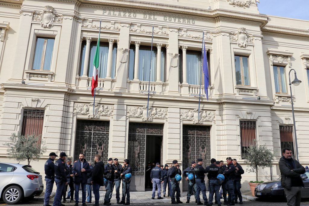 protesta migranti piazza italia