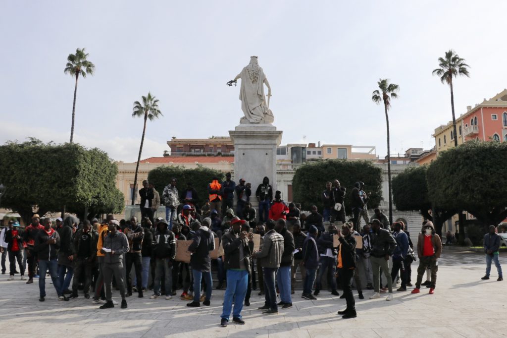 protesta migranti piazza italia