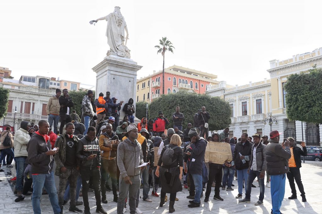 protesta migranti piazza italia